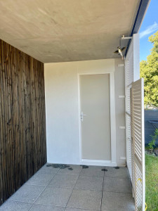 Photo de galerie - Création abri de rangement sur mesure avec système de maintien par compression (aucun perçage mur, règlement copropriété)