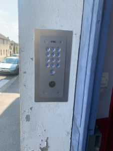 Photo de galerie - Remplacement d’un digicode avec sa gâche électrique 