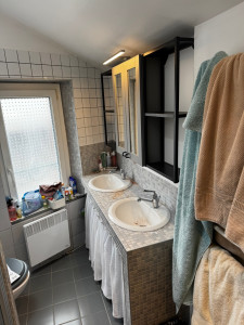 Photo de galerie - Meuble de cuisine et éclairage haut