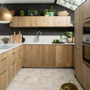 Photo de galerie - Installer les meubles cuisine.