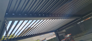 Photo de galerie - Montage pergola bi climatique 