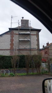 Photo de galerie - Rénovation tête de cheminé raccord couverture zinc naturelle ardoise, réflexion de la tête rejointage chaux sable fin traitement des bric à l'huile de lin