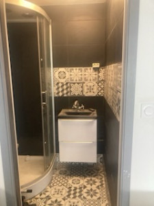 Photo de galerie - Rénovation salle de bain . pose cabine de douche, pose carrelage et faïence et pose Lavabo avec meuble 