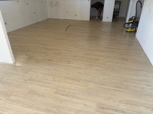 Photo de galerie - Pose carrelage imitation parquet maison neuve réalisé par Carbat