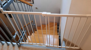 Photo de galerie - Pose barrière anti chute - verrou inclinable pour qui s'adapte aux murs en diagonale -