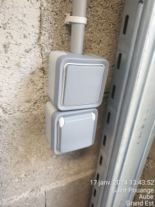 Photo de galerie - Installation d'une prise et d'un interrupteur au garage 