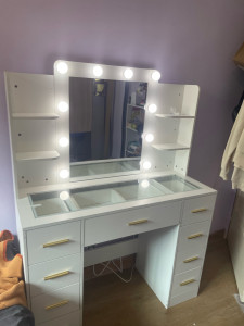 Photo de galerie - Montage de coiffeuse