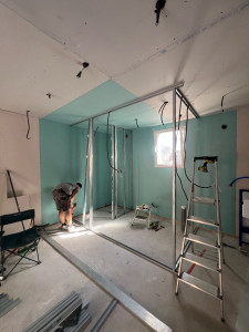 Photo de galerie - Création complète d’une pièce de 30 m2 qui accueil une salle de bain, toilette, chambre et dressing. à partir d’un garage. réalisation complète, pose sanitaire, création douche, étanchéité, bande, placo, isolation, électricité……