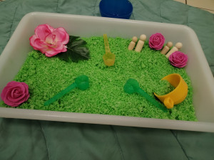 Photo de galerie - Activitée bac sensoriel sur le thème du printemps 