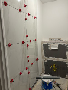 Photo de galerie - Toilettes suspendues du carrelage au mur