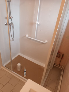 Photo de galerie - Douche ?, radiateur ,cw,baignoire ,lavabo...