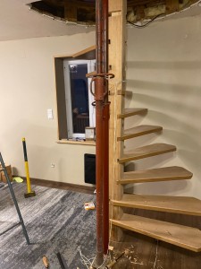Photo de galerie - Escalier colimaçon à tiges changer et restaurer en poteau centrale marche suspendue 