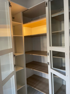 Photo de galerie - Montage d’un dressing avec luminaires intégrés