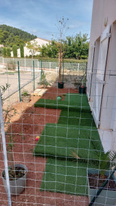 Photo de galerie - Pose de la clôture grillage, terrassement et entretien du jardin et pose de gazon sur palette.