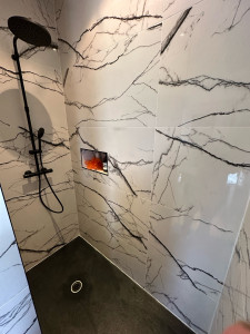Photo de galerie - Pose de carrelage avec et colonne de douche. avec niche 