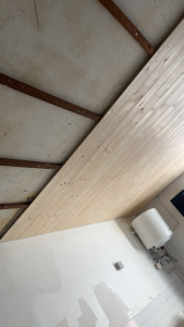 Photo de galerie - Rénovation de plafond en lambris bois : préparation du support avant peinture (nettoyage, reprise des imperfections). Possibilité de mise en peinture ou lasure selon demande. Travail soigné. 