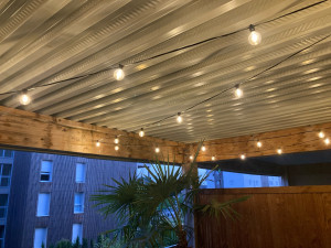 Photo de galerie - Création prise pour terrasse et installation guirlande extérieure.