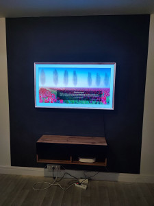 Photo de galerie - Papier peint, fixation TV, montage et fixation meuble TV.