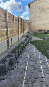 Photo de galerie - Désherbage démoussage et nettoyage haute pression d'un muret et d'une terrasse 