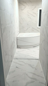 Photo de galerie - Pose de carrelages sol et mur dans une salle de bain. 