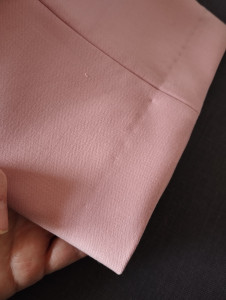 Photo de galerie - Ourlet invisible, fait à la main.
Parfait pour des pantalons de costume et tailleur.
