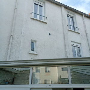 Photo de galerie - Perçage en façade de carotage pour installation de VMC et pose de de grille sur corde.