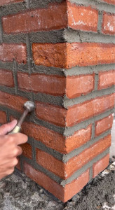 Photo de galerie - Le jointoiement de mon ouvrage en panneresse étape 2