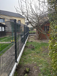 Photo de galerie - Pose de clôture rigides avec sous bassement 