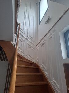 Photo de galerie - Pose moulure dans un escalier