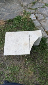 Photo de galerie - Découpe d’une table de chevet après une casse dans un AIRBNB