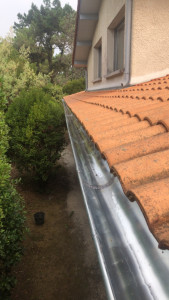 Photo de galerie - Pose de gouttière en zinc naturel (dev 33)