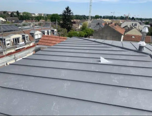 Photo de galerie - Couverture neuve en zinc joint debout. Travail soigné, finitions précises.