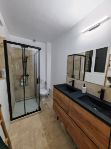 Photo de galerie - Rénovation de salle de bain avec pose meuble vasque, wc et douche