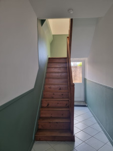 Photo de galerie - Rénovation compléte : réalisation d'un soubassement, mise en peinture verte velours, haut de murs et plafond en blanc mat. Ponçage fond dur teinté et vitrification de l'escalier - APRES