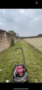 Photo de galerie - Tontes de pelouse à l’abbaye cistercienne de pontigny 