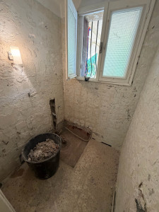 Photo de galerie - Voici une salle de bain en cours de rénovation nous refaisons la plomberie entièrement en même temps, nous faisons la pause des meubles!!