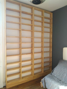 Photo de galerie - Bibliothèque avec étagère modulable en lamellé collé Hévéa .