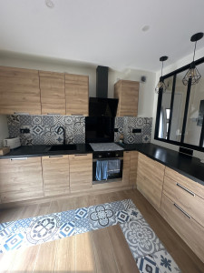 Photo de galerie - Rénovation d’une cuisine, montage cloison avec verrière, enduit, peinture, plomberie, électricité, carrelage et montage de meuble.