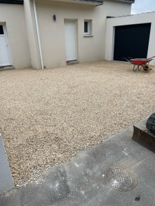 Photo de galerie - Parking en gravier beige avec stabilisateur eco gravelle pour retenir le gravier 
