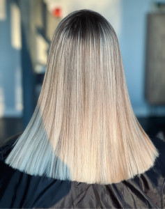 Photo de galerie - Balayage blond très serré pour un résultat full blond, coupe brushing lisse 