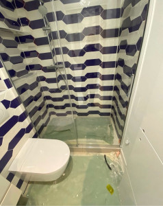 Photo de galerie - Installation bac a douche avec wc suspendu et carrelage en losange