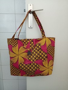 Photo de galerie - Une cliente m'a fournir le tissu pour réalisé ce sac qu'elle souhaitait.