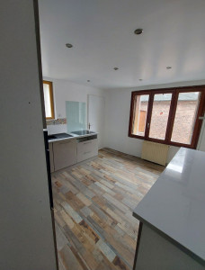 Photo de galerie - Pose des plaques de placo murs et plafond, mise au normes électriques, montage et pose des meubles, électroménager, pose de la faïence,  peinture,  réaction de la buanderie avec pose de porte.