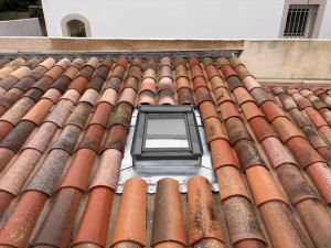 Photo de galerie - Remplace d’un entourage velux par un entourage zinc pour un étanchéité optimal 