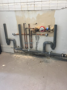 Photo de galerie - Panoplie en cuivre, évacuation en PVC pour un meuble évier de la cuisine