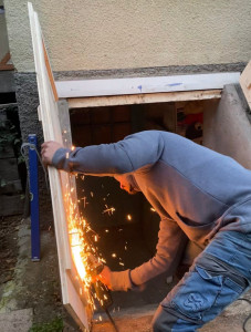 Photo de galerie - Remplacement et ajustement
 d'une porte de cave 
