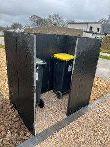 Photo de galerie - Local poubelle en palis d’ardoise 