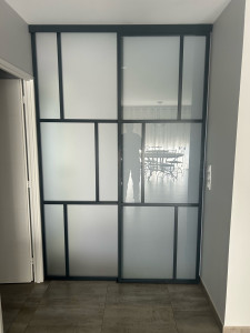 Photo de galerie - Pose d’une verrière avec partie fixe 