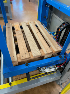 Photo de galerie - Dépannage du tableau électrique, vérin,capteurs et réajustement de l’ensemble de l’élévateur 
