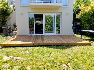 Photo de galerie - Pose d'une terrasse sur plot réglable, terrasse en sapin marron classe 4